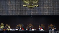 Amplop coklat itu diserahkan oleh komisioner KPU Hasyim Ashari.