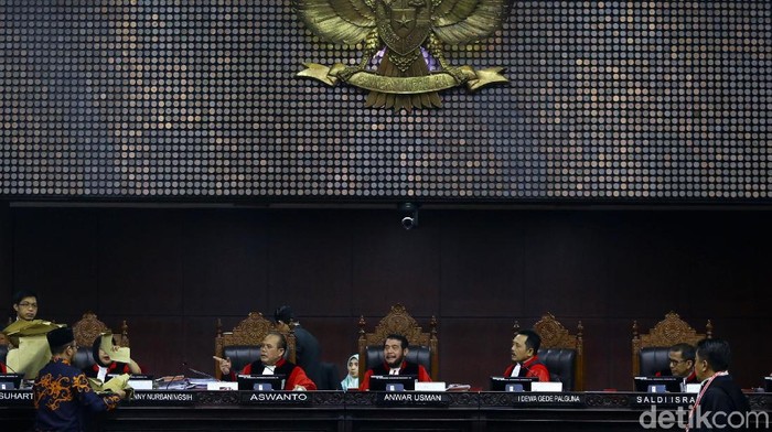 Sidang sengketa pilpres 2019 kembli berlanjut di gedung MK, Kamis (20/6/2019). Saksi Prabowo, Beti Kristiana membawa lembaran berbentuk amplop dan diserahkan ke hakim MK kemarin. Kali ini giliran pihak KPU yang membawa amplop coklat.
