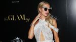 Kenakan Gaun Silver, Paris Hilton Pamer Tubuh Seksi