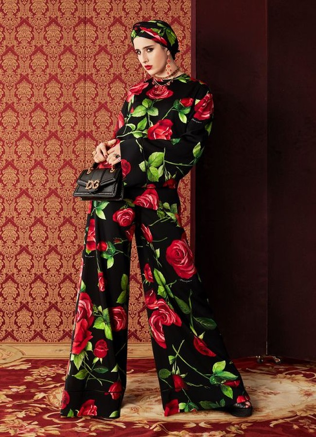 Dipadu dengan turban penutup kepala khas wanita Timur Tengah dengan motif yang senada dengan koleksi abaya Dolce & Gabbana. Foto: Dok. Harpers Bazzar Arabia