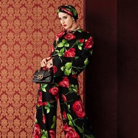 Dipadu dengan turban penutup kepala khas wanita Timur Tengah dengan motif yang senada dengan koleksi abaya Dolce & Gabbana. Foto: Dok. Harpers Bazzar Arabia