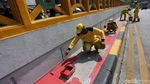 Aksi Petugas Bina Marga Percantik Kota Jakarta Jelang HUT ke-492
