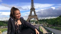 Berlatar Menara Eiffel, Ayu terlihat sangat bahagia menikmati liburannya. (ayutingting92/Instagram)
