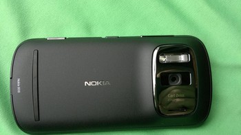Kamera belakangnya 41 megapixel lensa Carl Zeiss yang tertinggi di masanya. Bahkan secara teknis, tetap lebih tinggi jauh ke tahun 2019 dan akhirnya dikalahkan pada Januari 2019 oleh Honor View 20, handset pertama dengan sensor 48 megapixel. Foto: All About Symbian