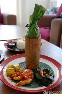 La Cecile: Makan Nasi Kolo Tibu Lezat Dengan Panorama Lautan 