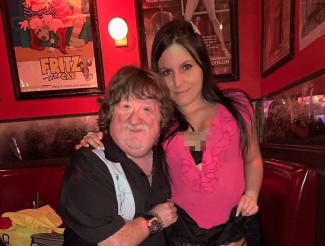 Hubungan bintang porno Sarah Russi dan Mason Reese, mantan artis cilik yang kini jadi pengusaha tajir dipandang sebelah mata oleh netizen. Setelah tampil di acara This Morning, bintang webcam seksi itu dihujat matre karena memacari miliuner bertubuh mini itu.  Foto: Instagram