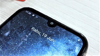 Mengusung notch tetesan air, di sana terdapat kamera depan berukuran 8 MP. Foto: Adi Fida Rahman/detikINET