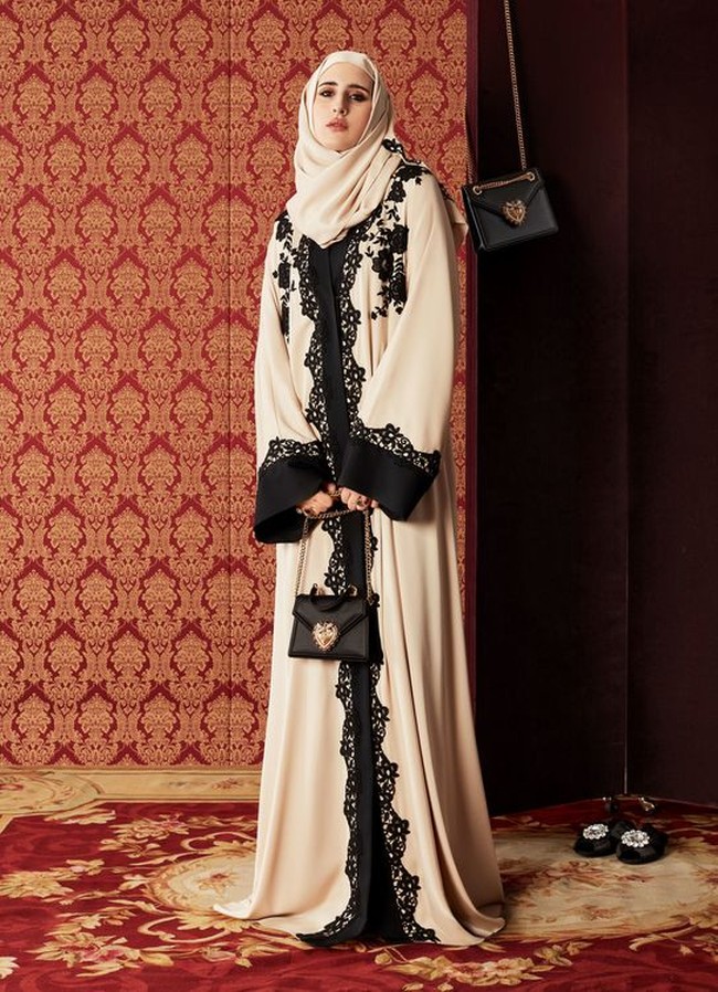 Abaya bernuansa serba nude dan hitam dihadirkan pada koleksi Abaya Dolce & Gabbana. Ditambah Lace yang berwarna hitam, membuat desain Dolce & Gabbana  terlihat sangat mewah. Foto: Dok. Harpers Bazzar Arabia