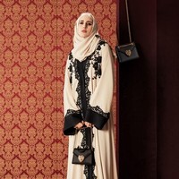 Abaya bernuansa serba nude dan hitam dihadirkan pada koleksi Abaya Dolce & Gabbana. Ditambah Lace yang berwarna hitam, membuat desain Dolce & Gabbana  terlihat sangat mewah. Foto: Dok. Harpers Bazzar Arabia
