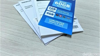Dalam kemasan penjualan disisipkan kartu garansi, petunjuk penggunaan dan kartu perdana XL Axiata. Foto: Adi Fida Rahman/detikINET