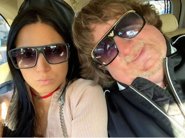 Hubungan keduanya pun berlangsung begitu cepat. Setelah kenal di Facebook, sebulan kemudian mereka tinggal bersama.  Foto: Instagram