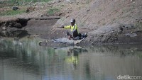 Floodway Cisangkuy nantinya akan menjadi pengendali banjir di Kabupaten Bandung yang dimana aliran air yang masuk ke aliran Sungai Cisangkuy dari arah Pangalengan menuju Baleendah apa di titik tersebut dibelokan ke floodway tersebut dan air ditampung di floodway tersebut.