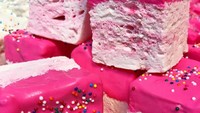 Sesuai dengan namanya, kafe ini hadir dengan menu andalan marshmallow. Lembut kenyal permen manis ini dihadirkan dalam berbagai bentuk dan tampilan. Foto: instagram @toasted.mallow