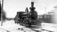 Pada tahun 1908 kereta uap Swedia bermodel terbaru melewati rel tertutup salju. Getty Images/Topical Press Agency.