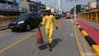 Kegiatan tersebut dilakukan sebagai bentuk perawatan marka jalan di kawasan Jakarta.
