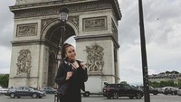 Selain Menara Eiffel, Ayu juga berfoto di Arc of Triumph, monumen yang sangat tereknal dikalangan turis. (ayutingting92/Instagram)