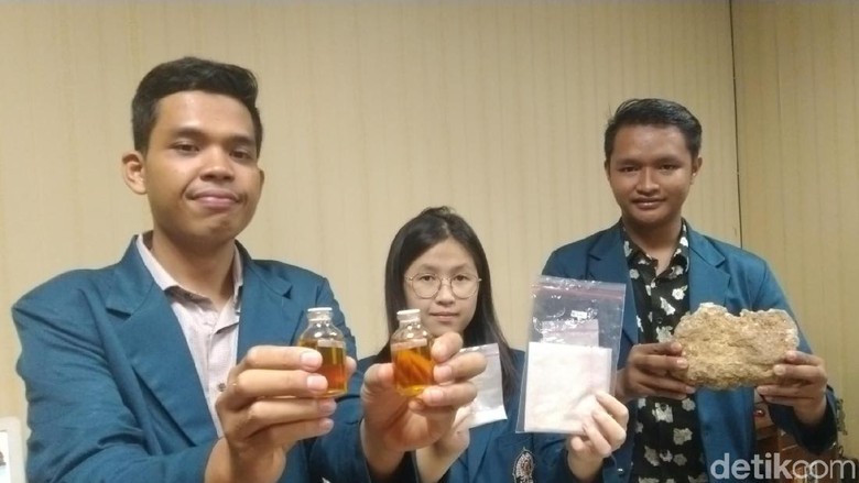 3 Mahasiswa Undip Ubah Batu Fosfat dan Jelantah Jadi Biodiesel 3 Mahasiswa Undip Ubah Batu Fosfat dan Jelantah Jadi Biodiesel