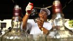 Kreatif! Botol Bekas Disulap Jadi Tempat Lampu dan Lilin