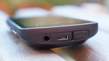 PureView 808 ditujukan sebagai suksesor Nokia N8 yang juga kuat di sisi kamera pada masanya. Handset ini memakai sistem operasi Symbian Belle. Foto: All About Symbian