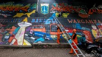 Ada yang menarik saat melintasi kolong tol di Pesanggrahan, Jakarta. Dinding kawasan itu nampak dihiasi mural untuk menyambut HUT Jakarta ke-492, Kamis (20/6/2019).