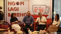 Diskusi dihadiri oleh politisi Partai Demokrat Nova Riyanti Yusuf, pengamat politik Hendri Satrio, anggota DPR Budiman Sudjatmiko, dan moderator Maria Gerardo. 