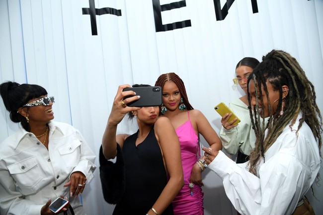Beberapa tamu juga menyempatkan foto bareng Rihanna yang penampilannya tampak menonjol di antara sebagian besar undangan yang mengenakan busana hitam atau putih. Foto: Getty Images