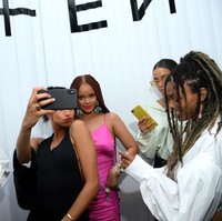Beberapa tamu juga menyempatkan foto bareng Rihanna yang penampilannya tampak menonjol di antara sebagian besar undangan yang mengenakan busana hitam atau putih. Foto: Getty Images