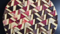 Warna-warni berbentuk segitiga menjadi bentuk unik dari sajian peach dan blackberry pie. Foto: Instagram@karinpfeiffboschek