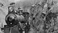 Kereta uap terbesar pada masanya ini bernama “pioneer” melakukan perjalanannya melewati bukit Sierra Nevada. Getty Images/Hulton Archive.