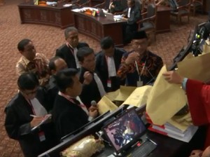Tim Prabowo Heran soal Amplop Misterius, KPU: Tanya Saksi Anda Bos