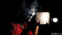 Danny mengatkan ayahnya sendiri merupakan petugas penyobek tiket di bioskop Sumbersari. Sementara itu, Danny mengungkapkan ketertarikan dirinya untuk menjadi seorang proyeksionis bermula saat dirinya kerap mengikuti sang kakek yang juga berprofesi sebagai proyeksionis di bioskop Cikuray Garut.