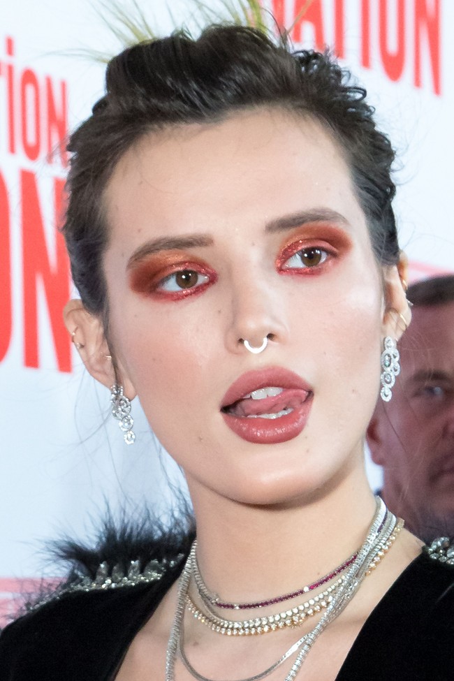 Tak cuma baju, Bella Thorne juga suka bereksperimen dengan makeup dan rambut. Fearless! (Foto: Getty Images)