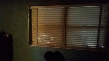 Pulang larut malam dan menemukan sosok yang seolah duduk di tepi tempat tidur. Sekarang saya tahu bagaimana rasanya terlalu takut untuk bergerak. (Foto: Boredpanda)