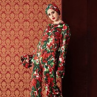 Koleksi Dolce & Gabbana musim ini, memiliki corak bunga-bunga yang simple dan elegan. Foto: Dok. Harpers Bazzar Arabia