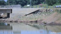 Dengan begitu, air yang bisanya meluap di wilayah Baleendah, Dayeuhkolot dan Bojongsoang ditahan dahulu di floodway tersebut.