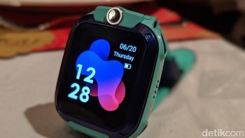 Mengusung layar AMOLED berukuran 1,41 inch. Foto: Adi Fida Rahman/detikINET