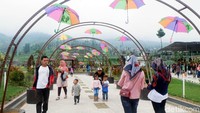 Destinasi wisata yang berada di lahan seluas 3,2 hektar ini menyuguhkan aneka wahana bermain anak. Mulai dari wahana air, permainan anak, hingga panggung kesenian lokal. (Uje Hartono/detikcom)