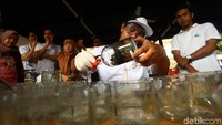 Botol-botol bekas itu dipotong untuk dijadikan tempat lampu dan lilin.