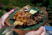 La Cecile: Makan Nasi Kolo Tibu Lezat Dengan Panorama Lautan 