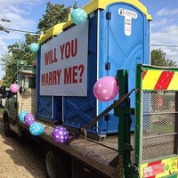 Pria ini melamar kekasihnya dengan romantis. Tepat di depan toilet bergerak. Foto: ist
