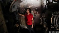 Ketika duduk di bangku kelas 2 SMP Danny kerap membolos dan diam-diam memasuki ruang proyeksionis bioskop Cikuray tempat kakeknya bekerja. Danny mengaku keterampilannya mengoperasikan mesin proyektor analog pun bermula dari kenakalannya semasa kecil yang kerap mengotak-atik mesin proyektor tanpa sepengetahuan kakeknya itu.