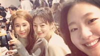 Begini keseruan Kim Go Eun saat makan bareng pemain Goblin lain. Di sana ada si cantik Yoo In Na.  Foto: Instagram ggonekim