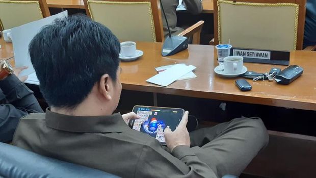 Anggota DPRD Garut Diduga Main Game Saat Rapat Paripurna