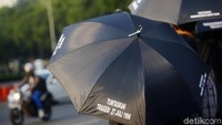 Para aktivis meminta kasus tragedi 27 Juli 1996 dituntaskan.