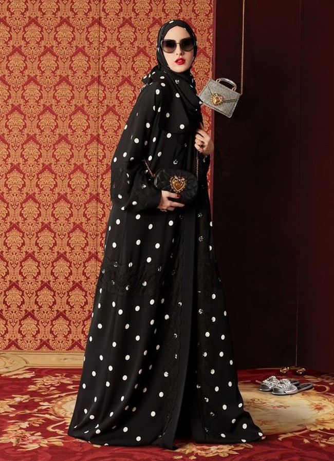 Abaya adalah busana khas Arab, umumnya berwarna hitam dan berpotongan longgar dan panjang, dikenakan sebagai baju luar ketika berada di luar rumah. Foto: Dok. Harpers Bazzar Arabia