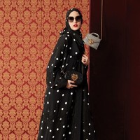 Abaya adalah busana khas Arab, umumnya berwarna hitam dan berpotongan longgar dan panjang, dikenakan sebagai baju luar ketika berada di luar rumah. Foto: Dok. Harpers Bazzar Arabia