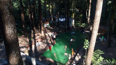 Foto: Kolam Renang di Hutan Pinus Semarang