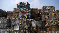 Sampah impor nampak menumpuk di kawasan Mojokerto, Jawa Timur.