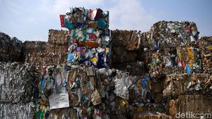Begini Penampakan Sampah Impor yang Menggunung di Mojokerto