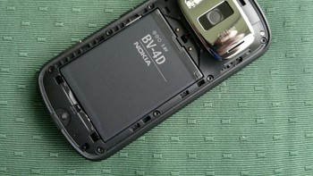 Bodinya dapat dilepas untuk mengakses baterainya, khas ponsel zaman tersebut. Adapun jeroannya dibekali prosesor 1,3 GHz, RAM 512MB, storage internal 16GB, slot microSD dan konektivitas HSPA 14,4Mbps. Foto: All About Symbian